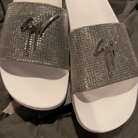 Giuseppe Zanotti Slides - Picture 2 of 8